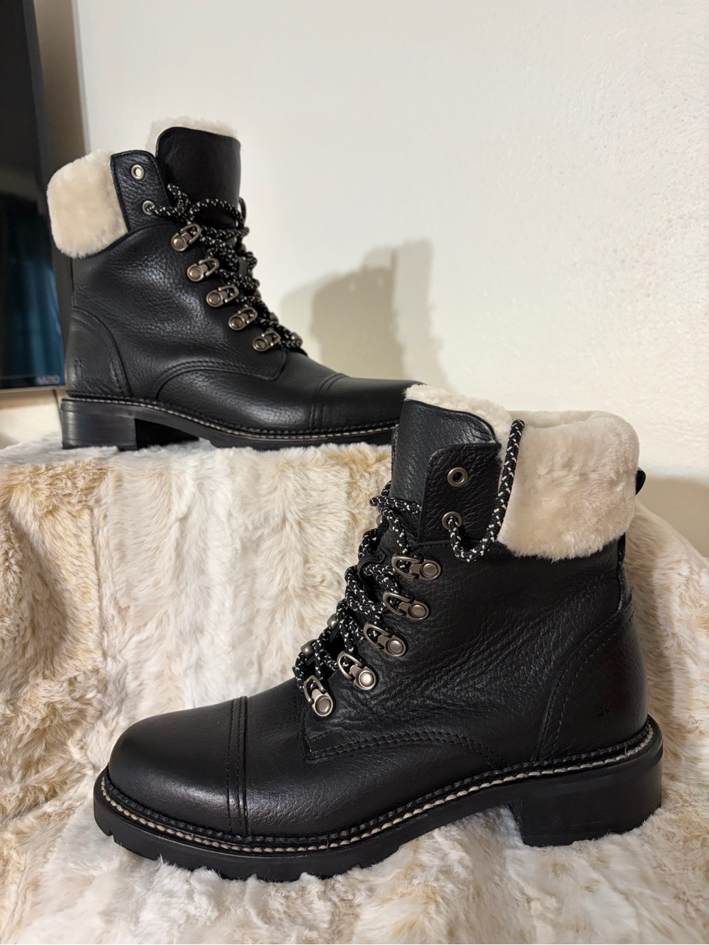 NWOT Frye Samantha Hiker Women’s Black Faux-Shearling Lace-Up Boots